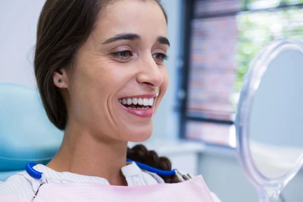 mujer sonriendo luego de rehabilitacion oral